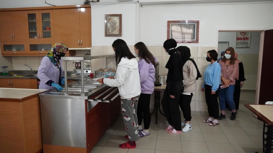 Barınma sorunu yaşayan öğrencilere belediyelerden destek
