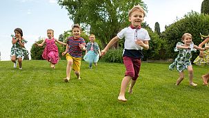 Çocuklar sevgi ve güven gıdasıyla büyütülmeli