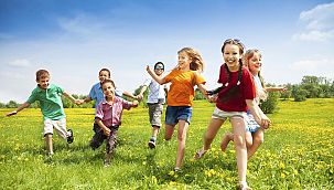 Mutlu ve başarılı çocuk yetiştirmek için sevgiyle yaklaşılmalı