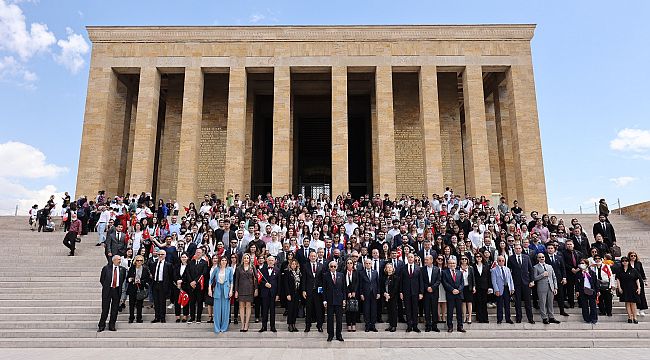 Türk Eğitim Vakfı 55. yılında Anıtkabir'de Ata'nın huzuruna çıktı