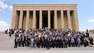 Türk Eğitim Vakfı 55. yılında Anıtkabir’de Ata’nın huzuruna çıktı