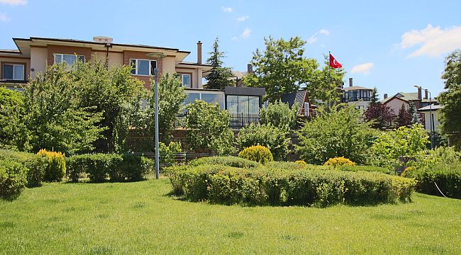 İncek Altungül sitesinde büyük bahçeli konforlu villa
