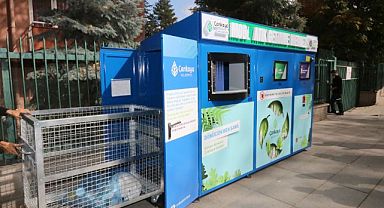 Ankara’da güneş enerjisi ile çalışan ve konuşan mobil atık getirme merkezi