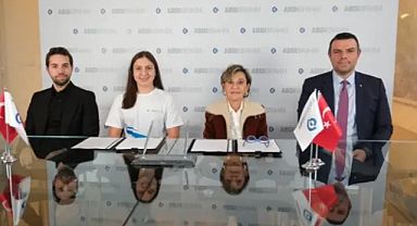 Abdi İbrahim, Ankaralı şampiyon yüzücü Merve Tuncel’in sponsoru oldu