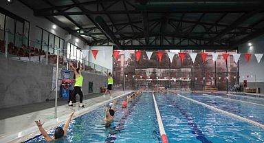 Çankaya’nın ilk kapalı yüzme havuzunda su jimnastiği ilgi görüyor