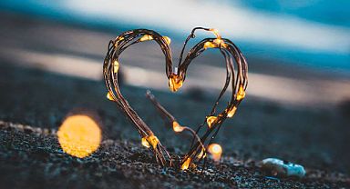 Psikiyatrik hastalıklarda görünen bulgular aşk sürecinde de görülüyor