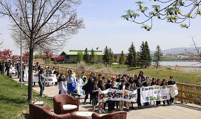 Öğrenciler çevre temizliğine dikkat çekti