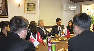 Akfen Holding Başkanı Hamdi Akın, TİKAV bursiyerleri ile bir araya geldi 