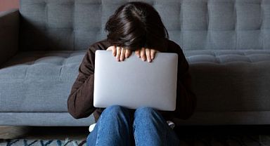 Gerçek bağlar yerini dijital onaya bıraktıkça yalnızlık derinleşiyor