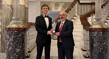 Nobel Barış Ödülü adayı Akif Manaf'a barış ödülü verildi