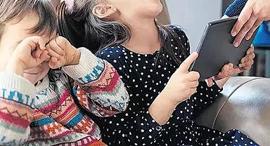 15 yaş altına sosyal medya düzenlemesi geliyor... Doğum ve babalık izinleri artıyor!