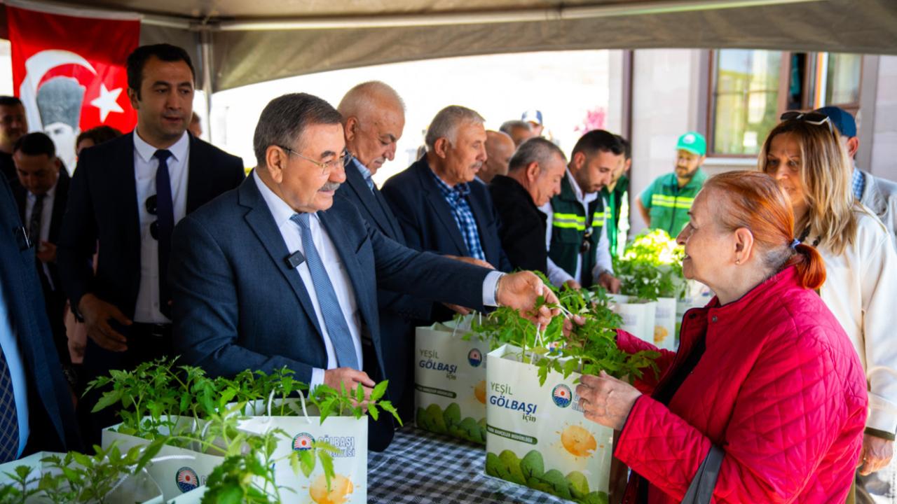 Gölbaşı’nda 190 bin ata tohumu fidesi vatandaşlara dağıtıldı
