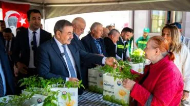 Gölbaşı’nda 190 bin ata tohumu fidesi vatandaşlara dağıtıldı